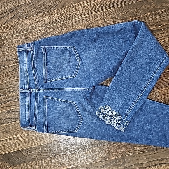 💥ANN TAYLOR loft skinny cyrve stretch Sz 2 floral embroidered hem - Picture 3 of 4